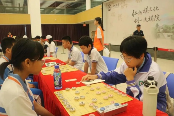 中学生象棋比赛精彩纷呈，谁将获得最高荣誉？